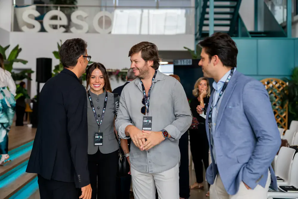 Asistentes conversando durante el networking de Dental Business Forum