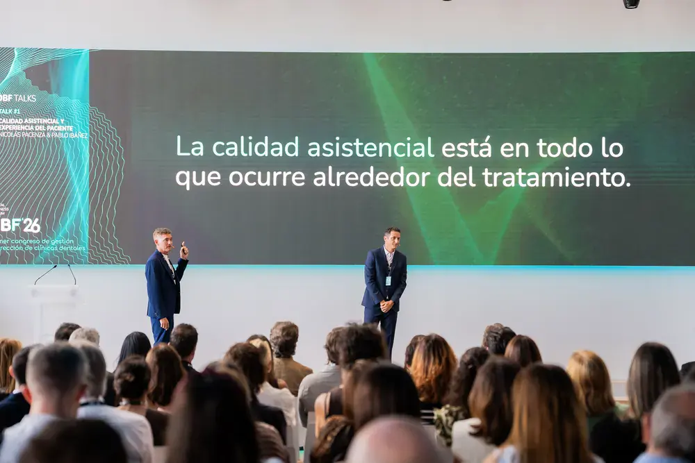 Una DBF Talk sobre el escenario de Dental Business Forum